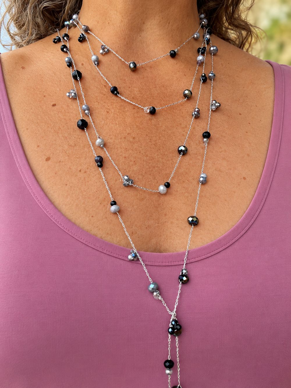 Collar negro y gris, hecho a mano por Martuki Crochet