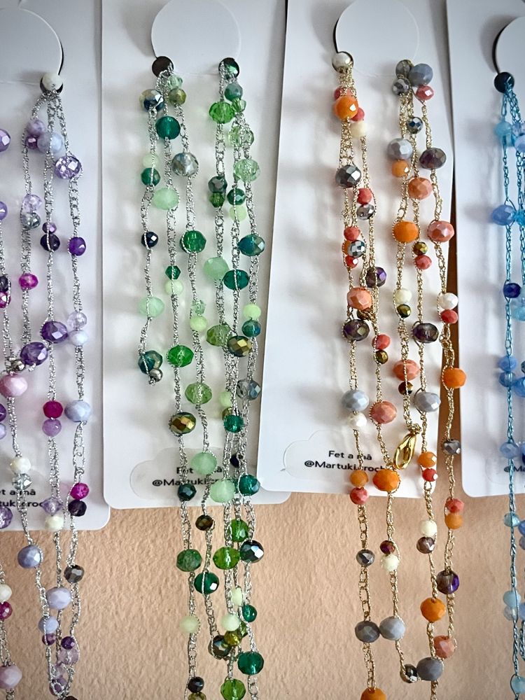 Collares a crochet con piedras y cristales de colores, hechos en los talleres de Martuki Crochet