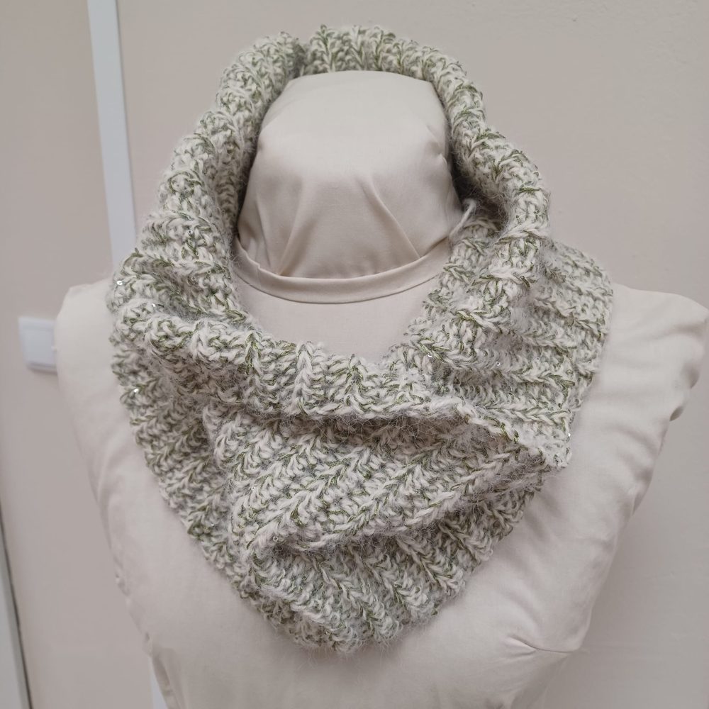 Cuello con hilo de microlentejuelas, hecho a mano por Martuki Crochet