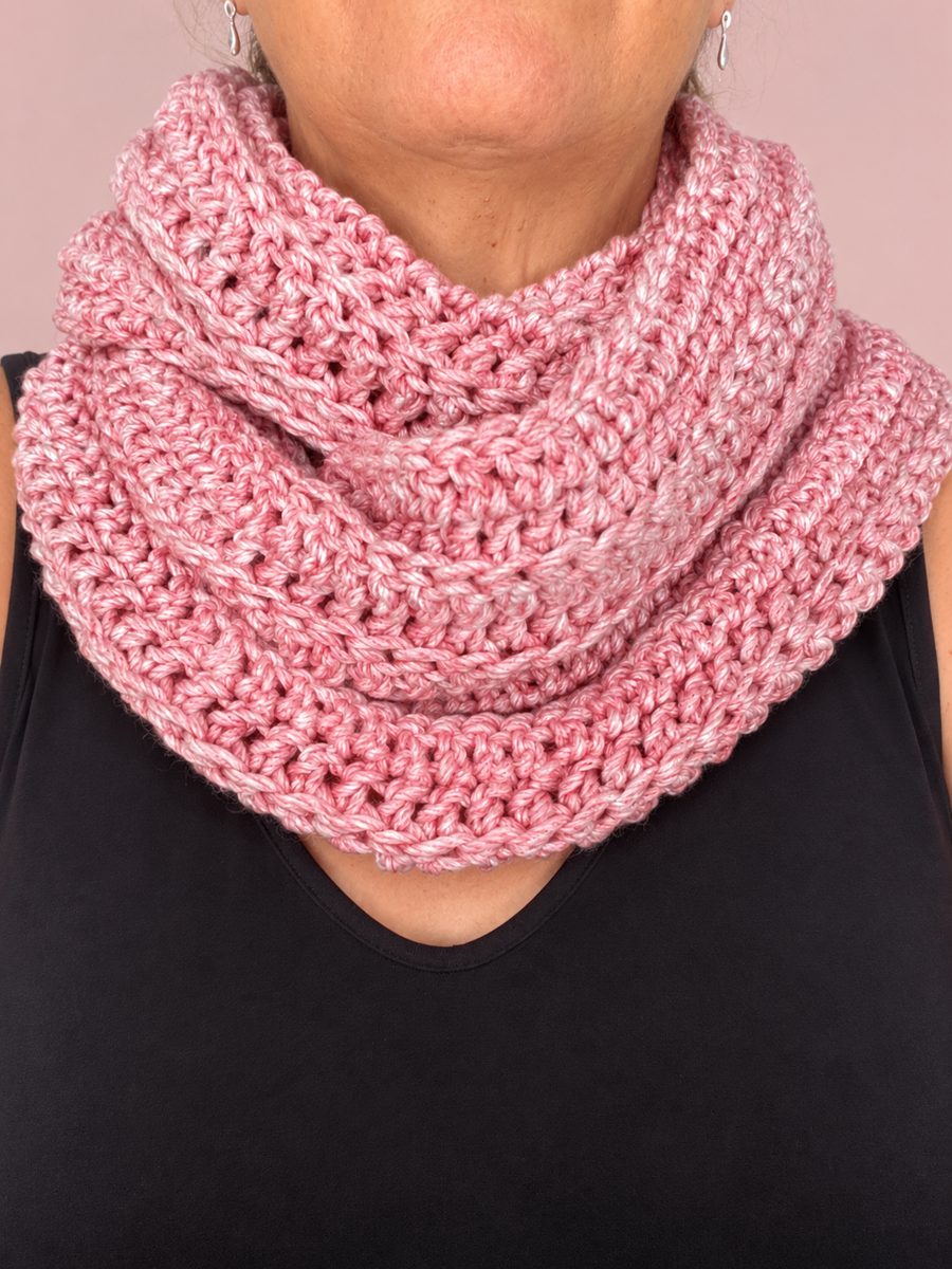 Cuello de crochet rosa hecho a mano