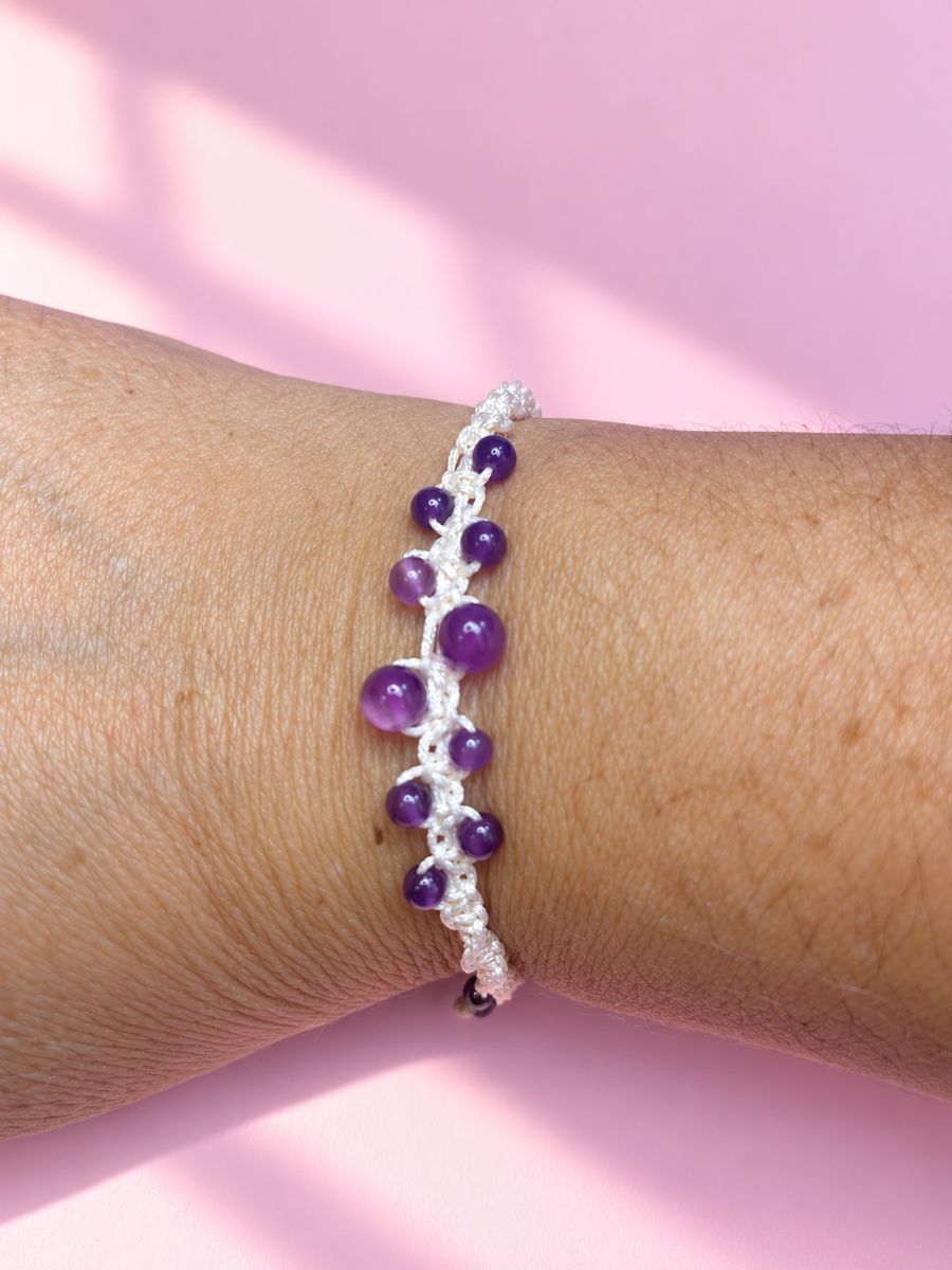 Pulsera de macramé, blanca y amatista, hecho a mano por Martuki Crochet