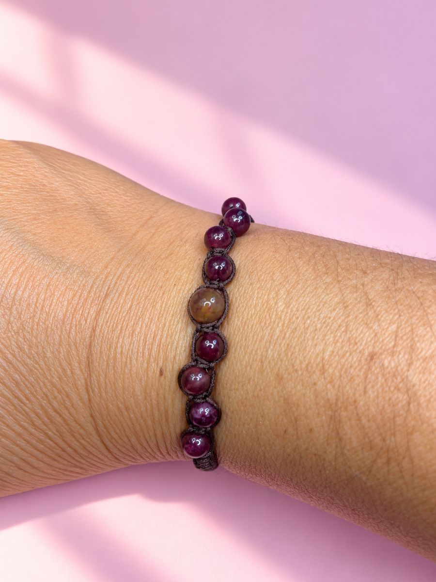 Pulsera de macramé, granate, hecho a mano por Martuki Crochet