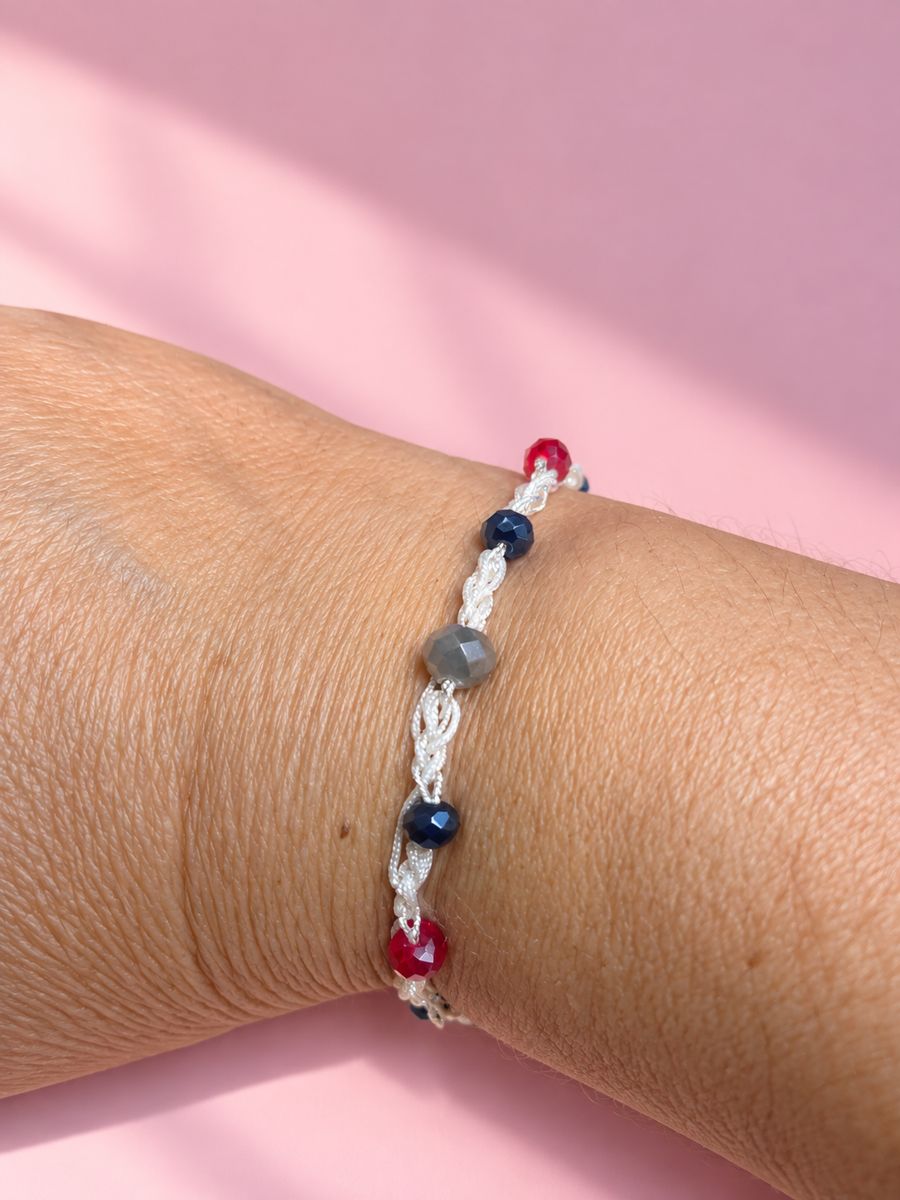 Pulsera blanca, roja y azul marino, hecho a mano por Martuki Crochet