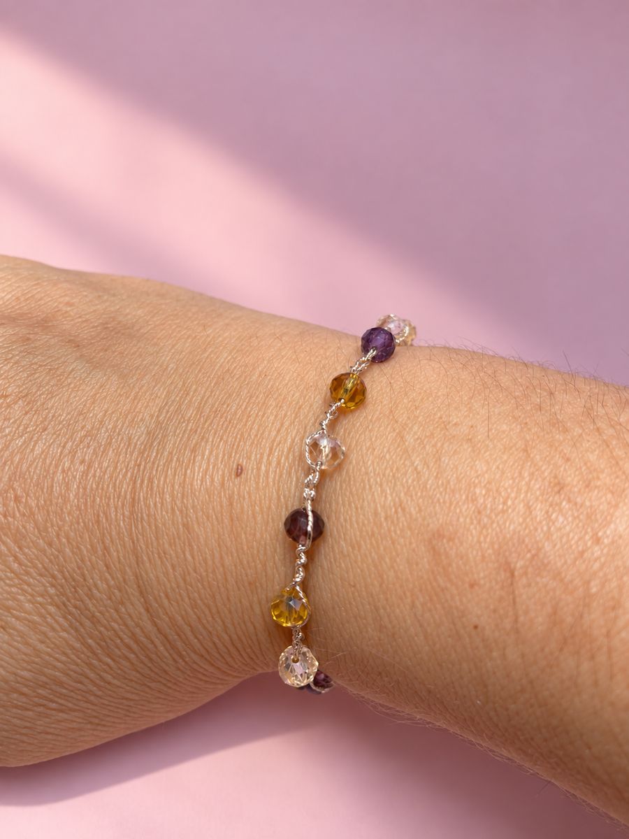 Pulsera de cristales morados y amarillos, hecho a mano por Martuki Crochet
