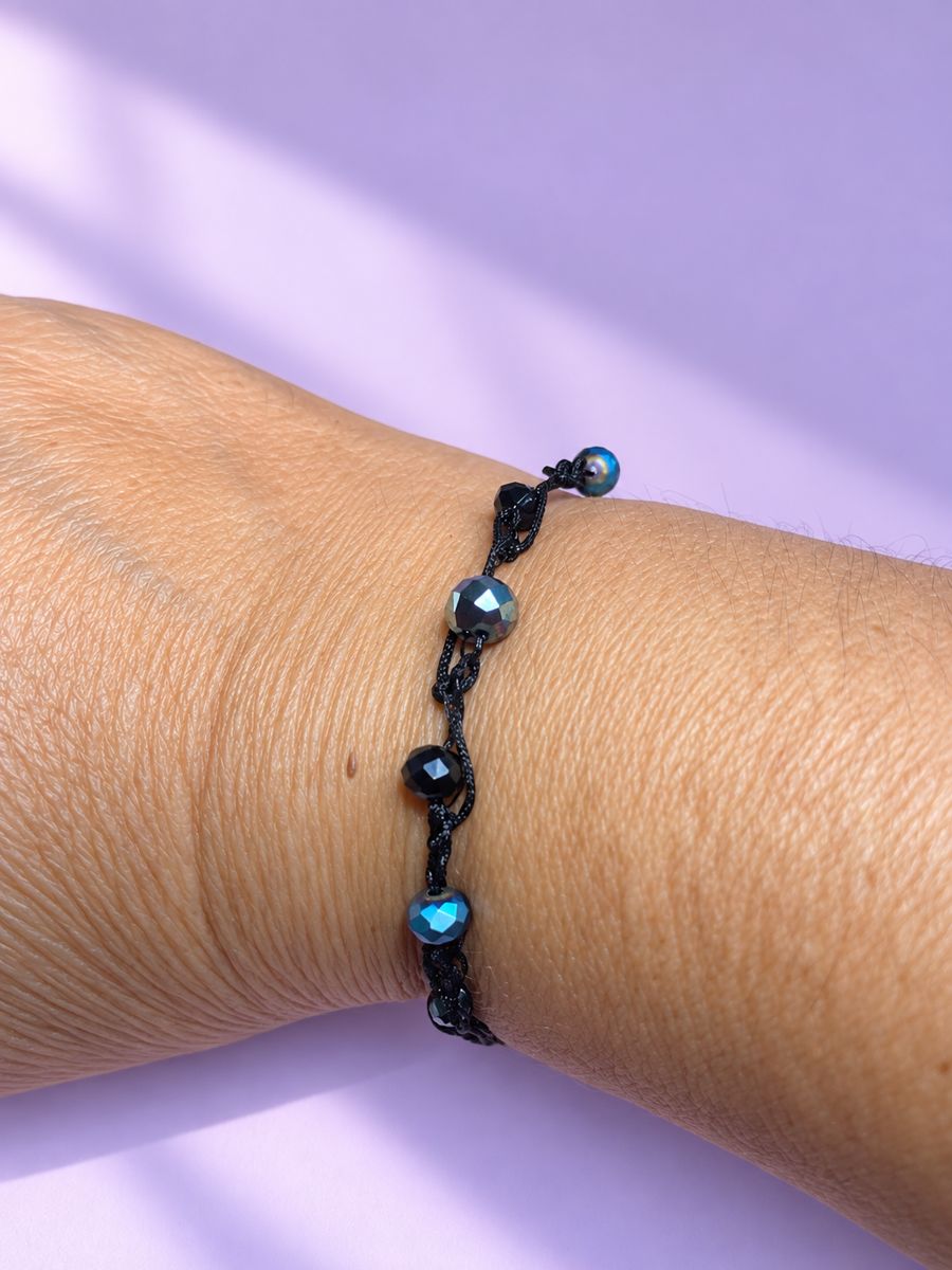 Pulsera negra irisada, hecho a mano por Martuki Crochet